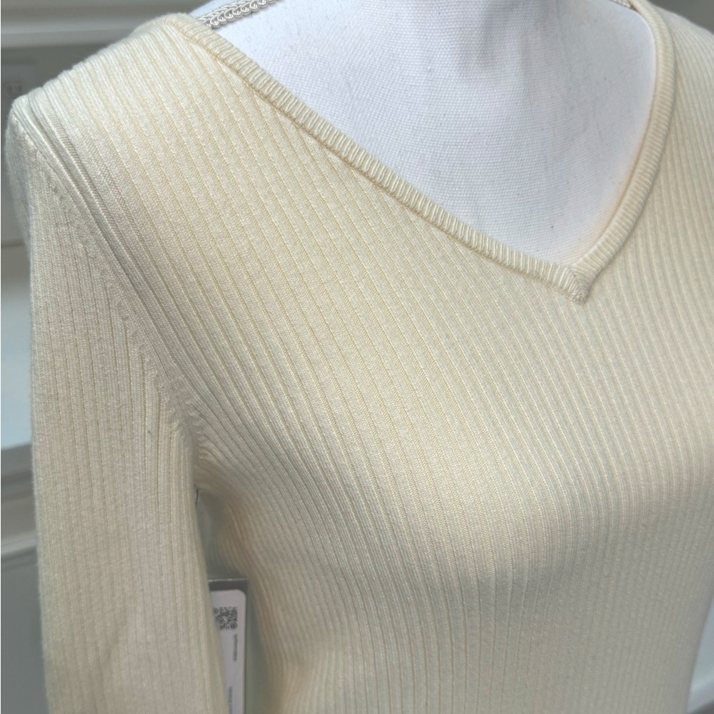 Off-white knitted top